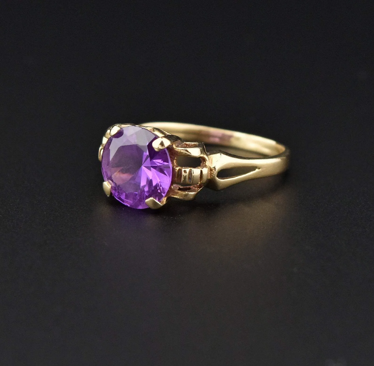 Art Deco Design 14K Gold Color Change Sapphire Ring